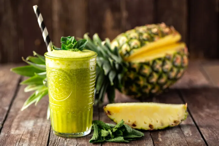 Batido de banana, té verde y piña