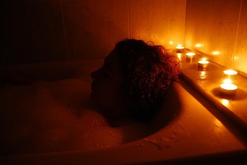 Mujer-en-un-baño-relajante-con-velas