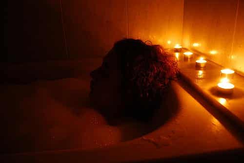 Mujer-en-un-baño-relajante-con-velas