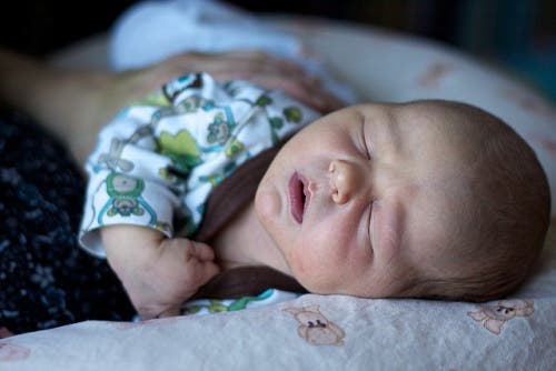 Bebe-durmiendo-y-soñando