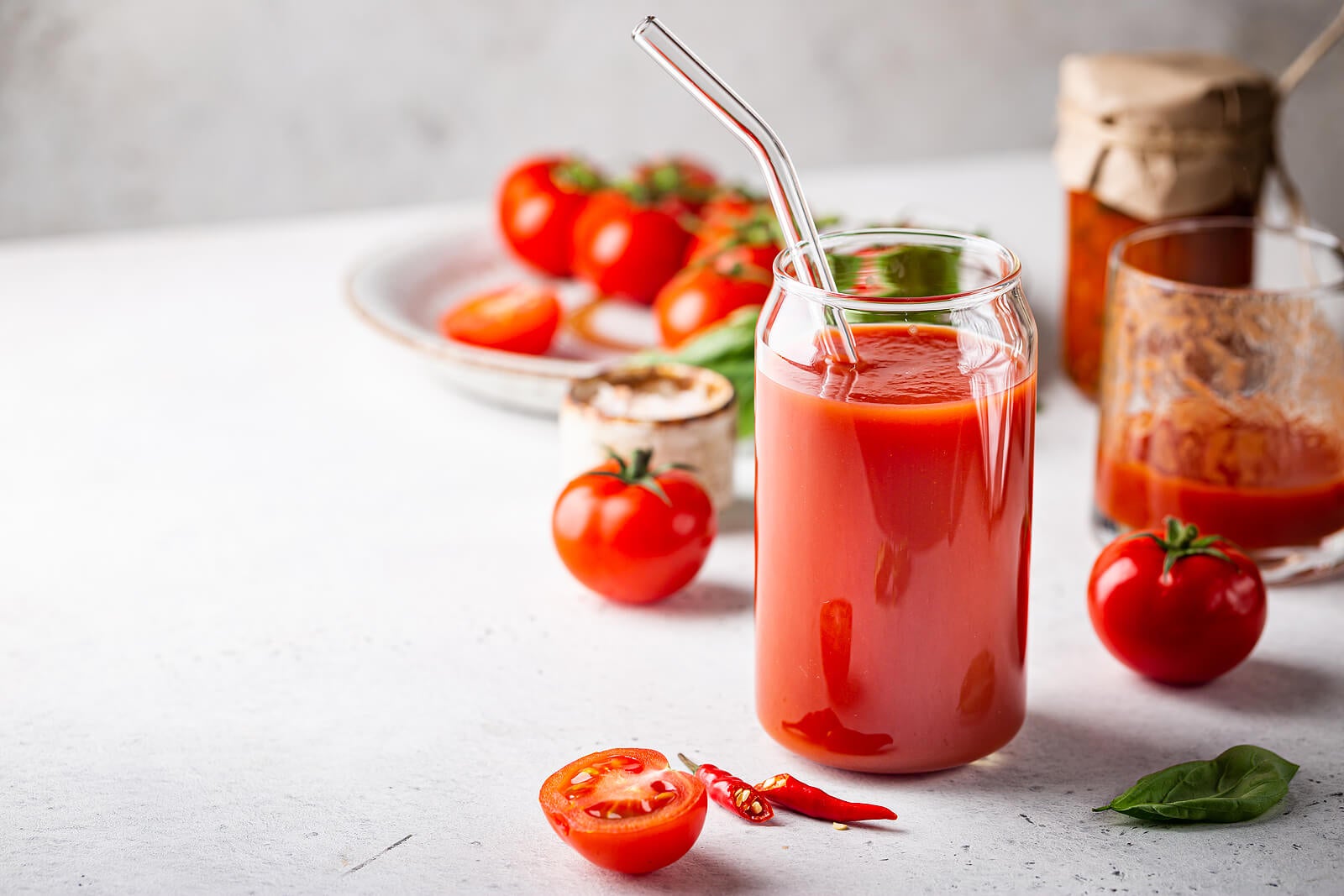 Es recomendable beber jugo de tomate natural.