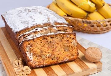 Bizcocho de queso crema con plátano y nueces