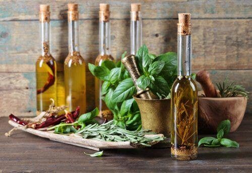Botellas llenas de diversos aceites