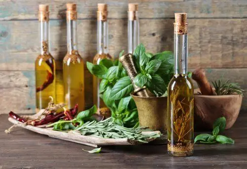 Botellas llenas de diversos aceites