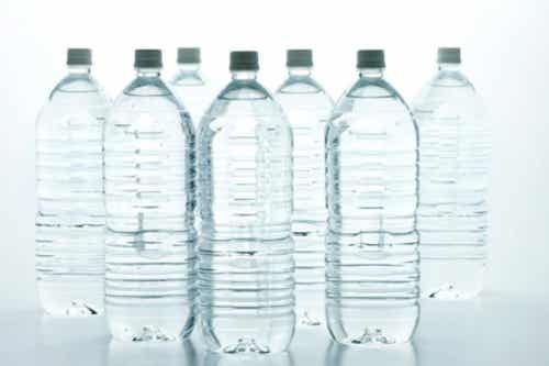 Las botellas de agua pueden ayudarte a regar tu jardín