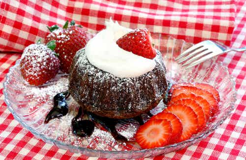 Brownie med flødeskum og jordbær