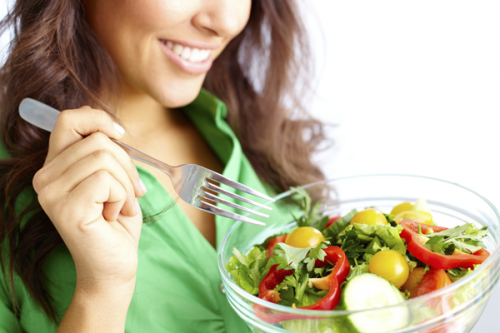 Mujer comiendo una ensalada