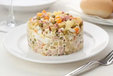Ensalada de patatas asadas con jamón y salsa de yogur