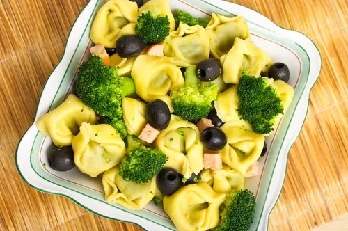 Pasta Alfredo con brócoli y pollo