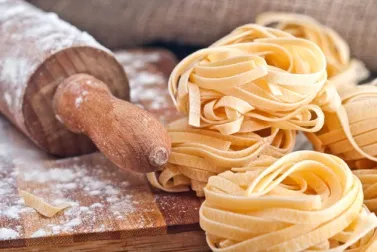 Espaguetis a la guitarra (pasta casera)