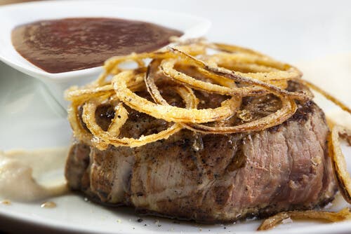 Filetes con cebolla caramelizada