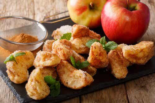 Manzanas fritas en rodajas