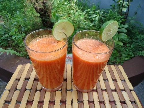 Receta del jugo antioxidante con zanahorias y limón.