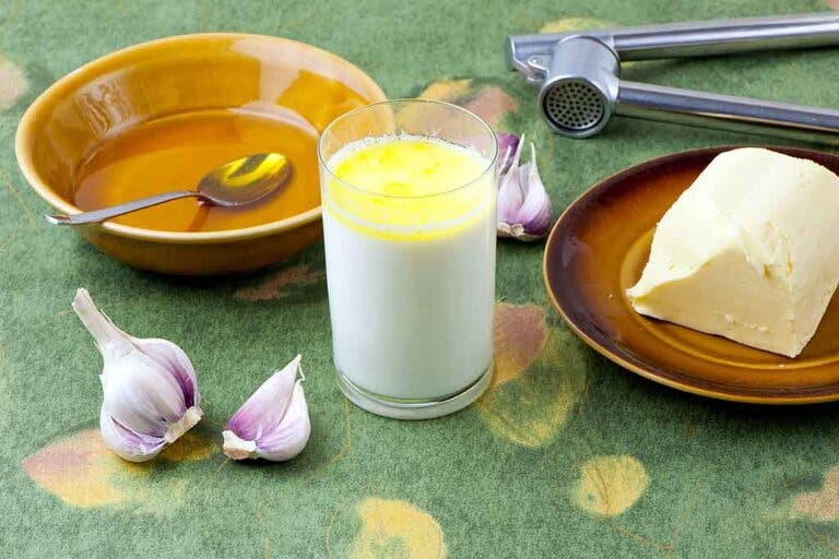 Leche de ajo: ¿un remedio para la ciática?