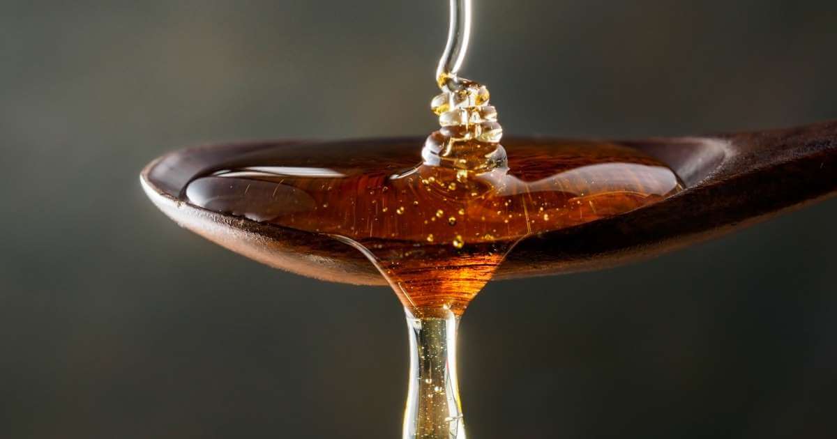 Honig bei Erkältungen - Honig auf einem Holzlöffel