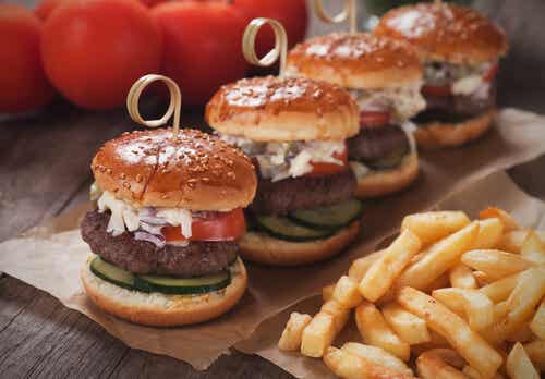 Podemos sustituir la comida rápida por una más saludable, como las hamburguesas de frijoles.