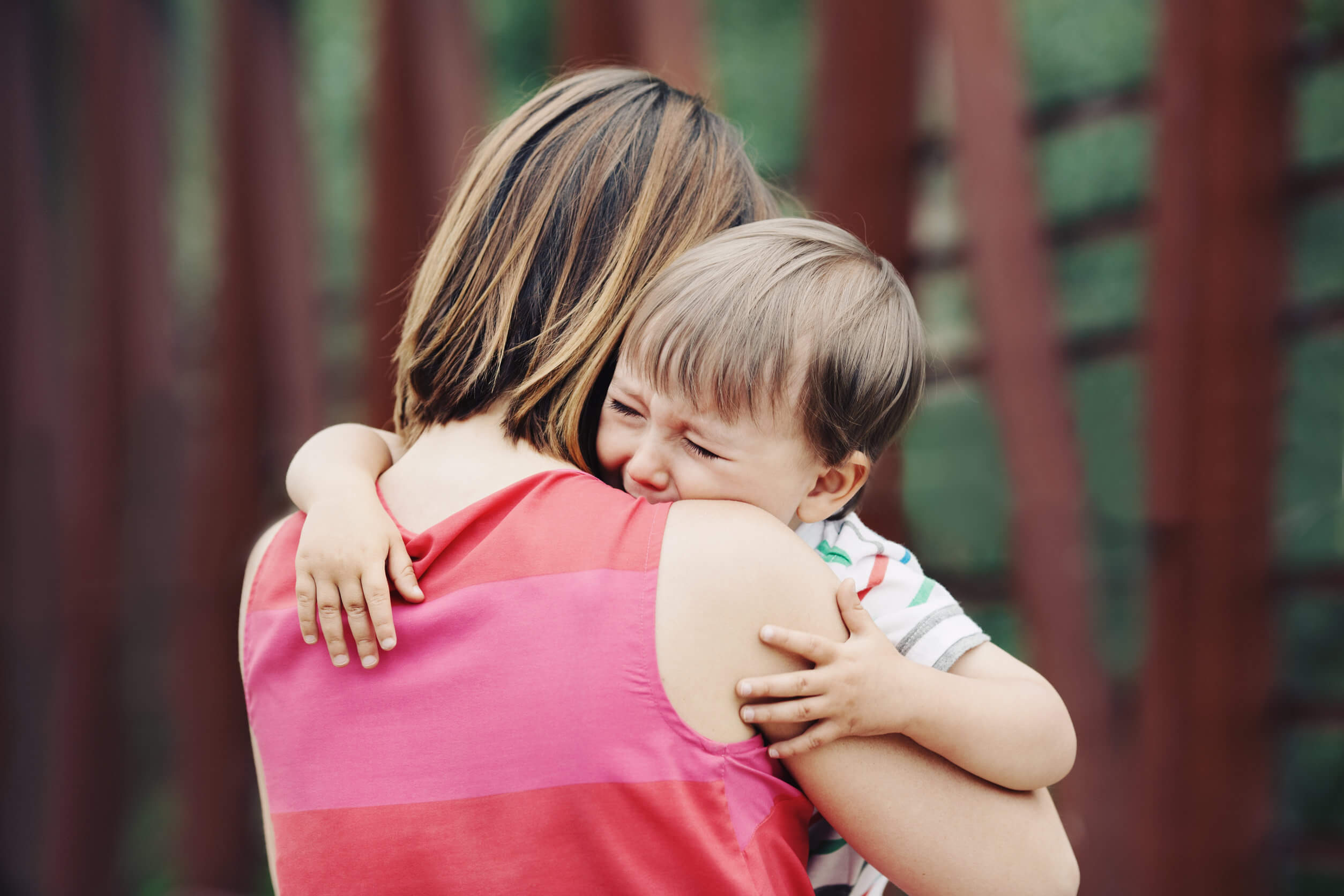 Abbracciare il bambino che piange per convalidare i suoi sentimenti.