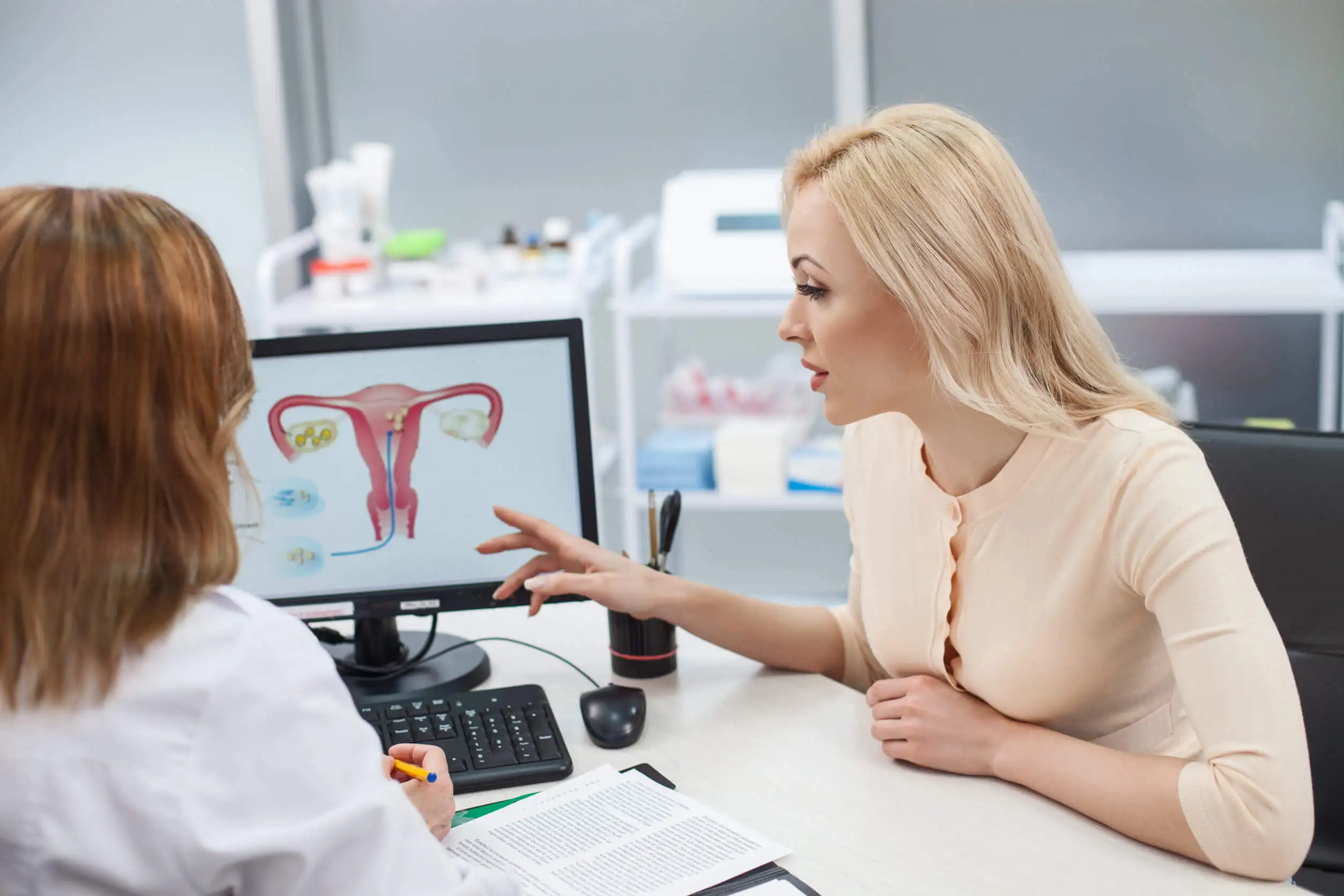 Intrauterinpessar - Frau bei der Gynäkologin