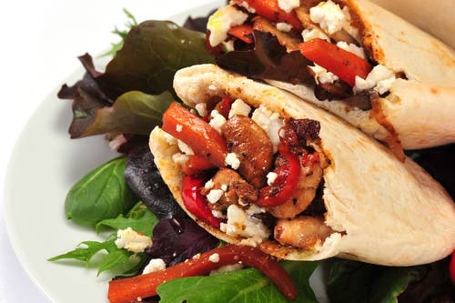 pan pita pollo griego con salsa Tzatziki