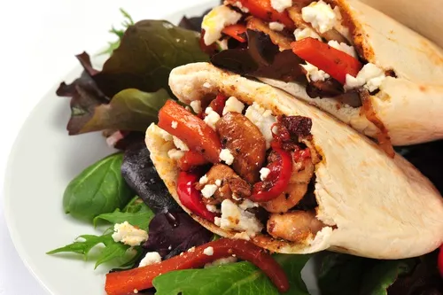 pan pita pollo griego con salsa Tzatziki