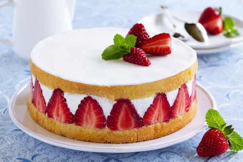 Poke cake de fresas con crema