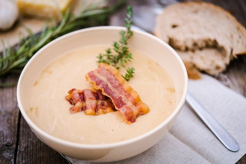 Sopa de jamón y patata