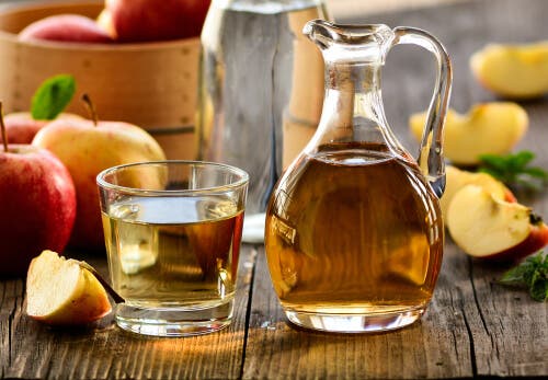Vinagre de manzana con agua.