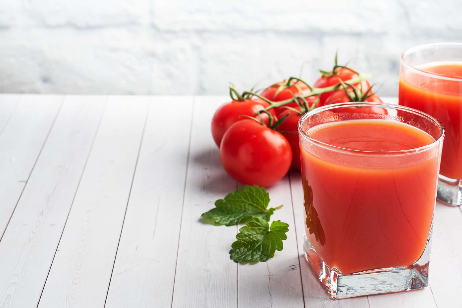 El jugo de tomate natural es delicioso con fresas.