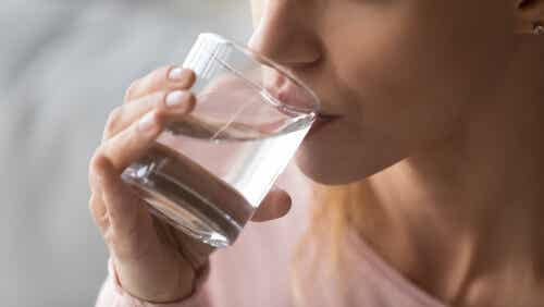 Kvinde drikker alkalisk vand