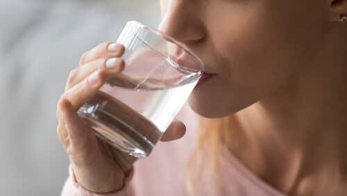 Basenwasser - Frau trinkt Wasser