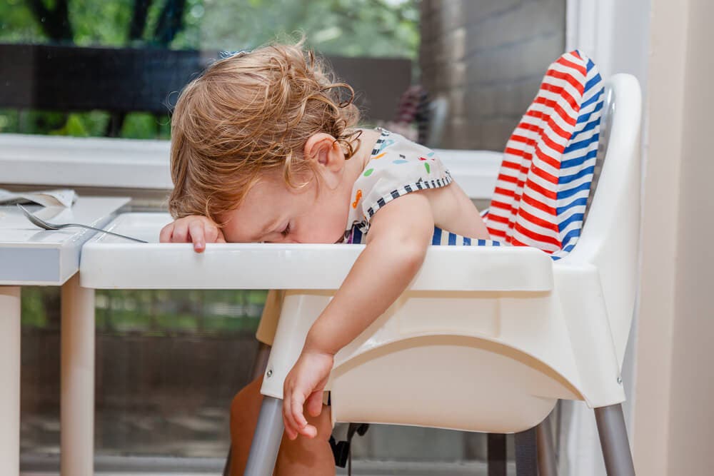 Niño que se queda dormido.