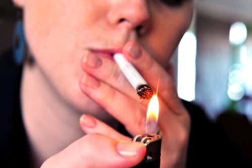 Persona con hábitos de fumar