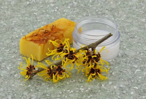 Hamamelis para cutis grasos.
