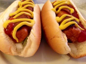 ¿Por qué es malo alimentar a los niños con hot dogs?