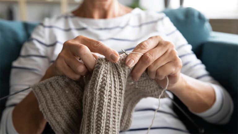 Lanaterapia: beneficios de tejer a mano
