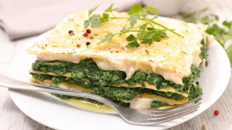 Lasaña de espinacas, pesto y queso