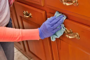 Cómo limpiar y abrillantar la madera con productos caseros