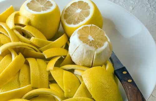 Cómo afrontar el dolor en las articulaciones con cáscara de limón