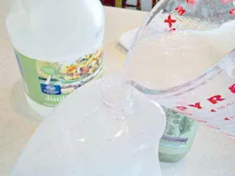 ¿Cómo preparar un suavizante natural en casa?