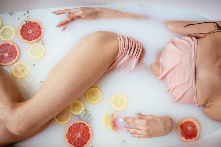 Cómo hacer un baño herbal de cítricos