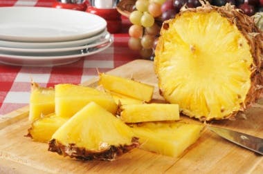 Beneficios de consumir piña, una fruta diurética