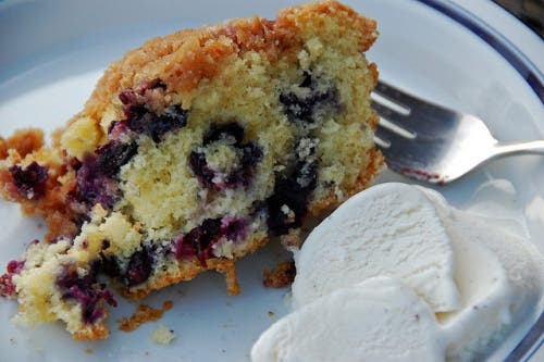Pastel de arandanos con helado