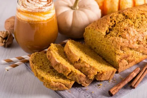 Bizcocho de calabaza con queso crema.