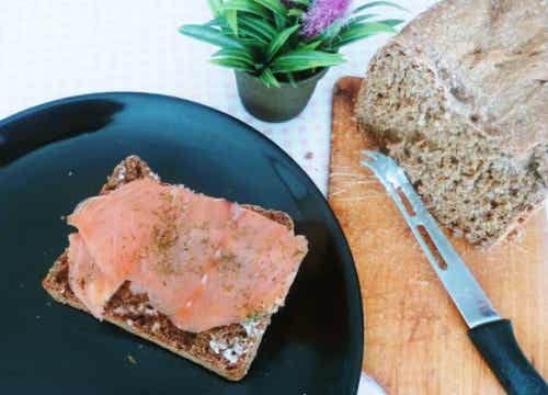 Pan con salmón y queso