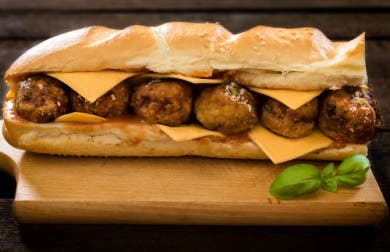 Sándwich de queso y albóndigas