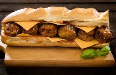 Sándwich de queso y albóndigas