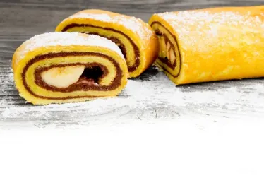 Brazo gitano de plátano con caramelo