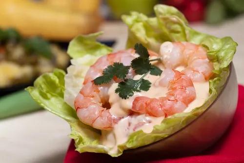 cocktail gambas, ensalada de frutos de mar