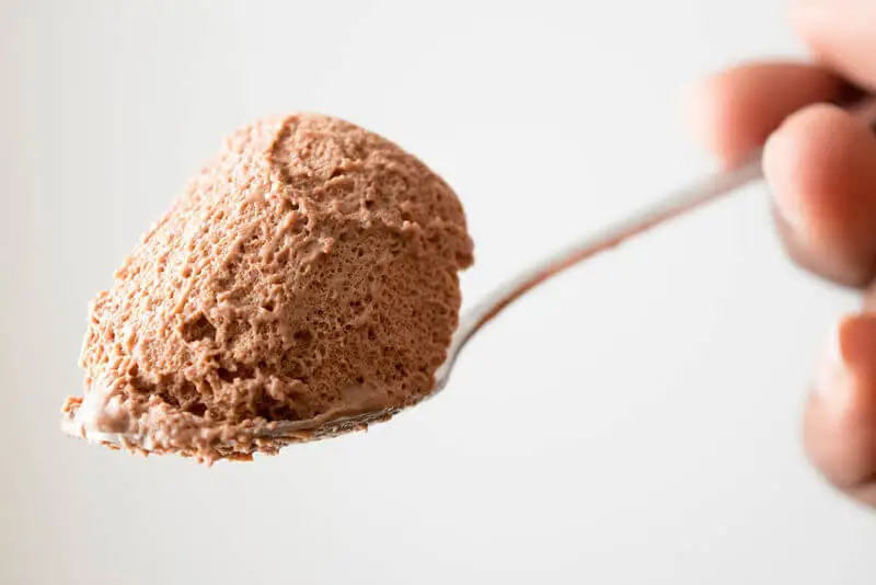 Cuchara de mousse de chocolate