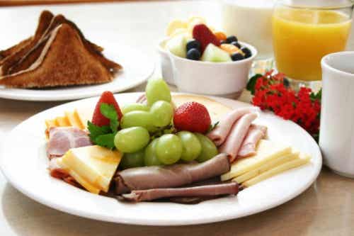 colazione con frutta e proteine